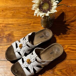 🛍️ Clarks White and Brown Sandals with Floral Detail
